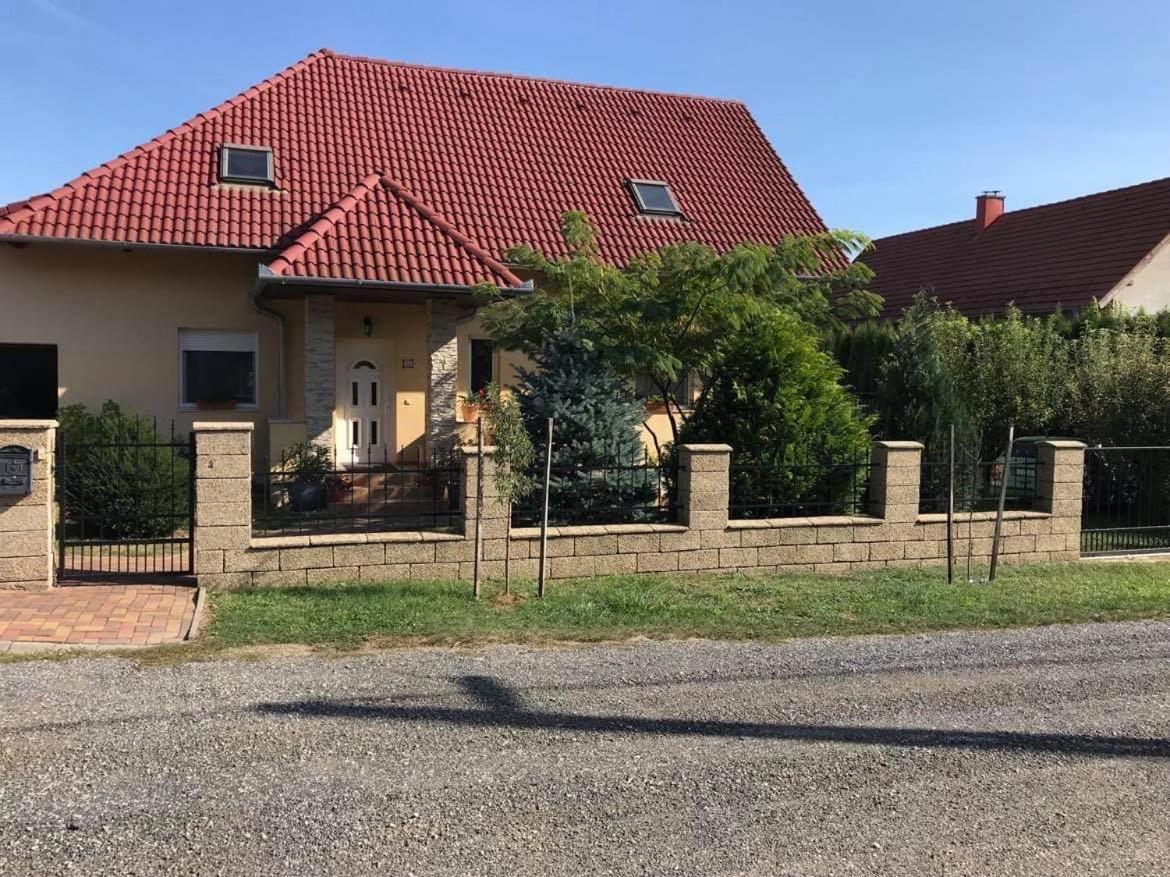 Jasmin Apartment House Vonyarcvashegy Exteriör bild